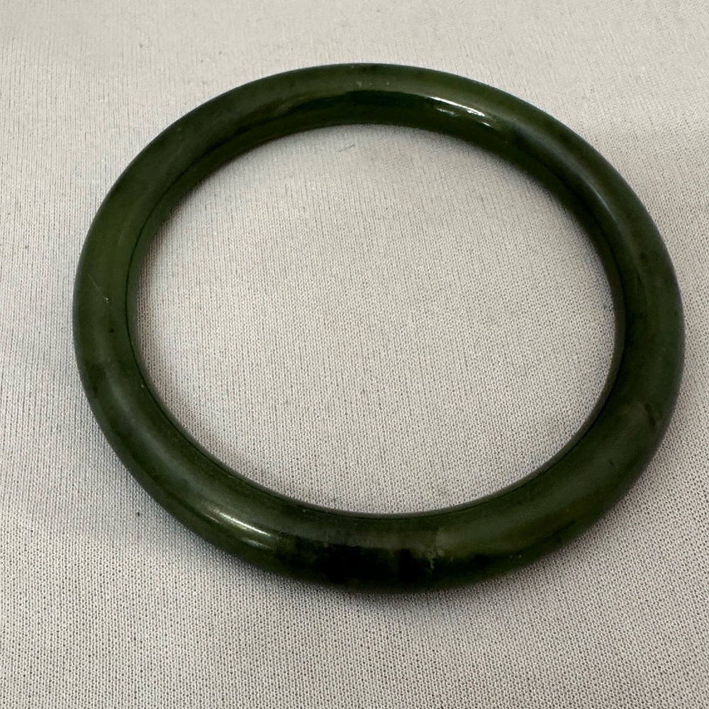 Canadian Nephrite Jade bangle bracelet - Picture 3 of 5